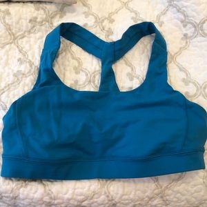Lululemon sports bra size 6 which equals small